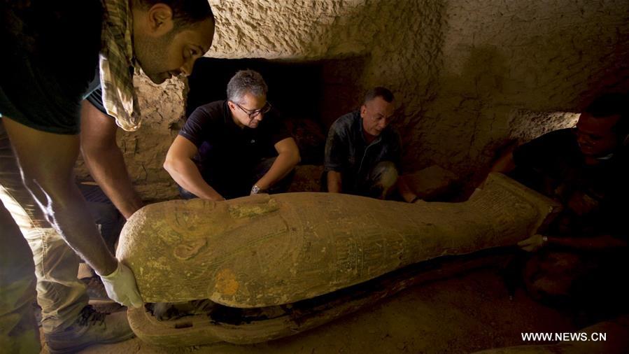 مصر: الكشف عن بئر دفن به 13 تابوتا آدميا مغلقا منذ 2500 عام