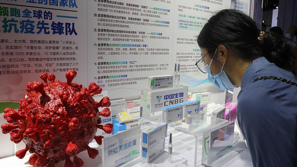 عرض لقاح صيني مضاد لفيروس كورونا في معرض تجارة الخدمات
