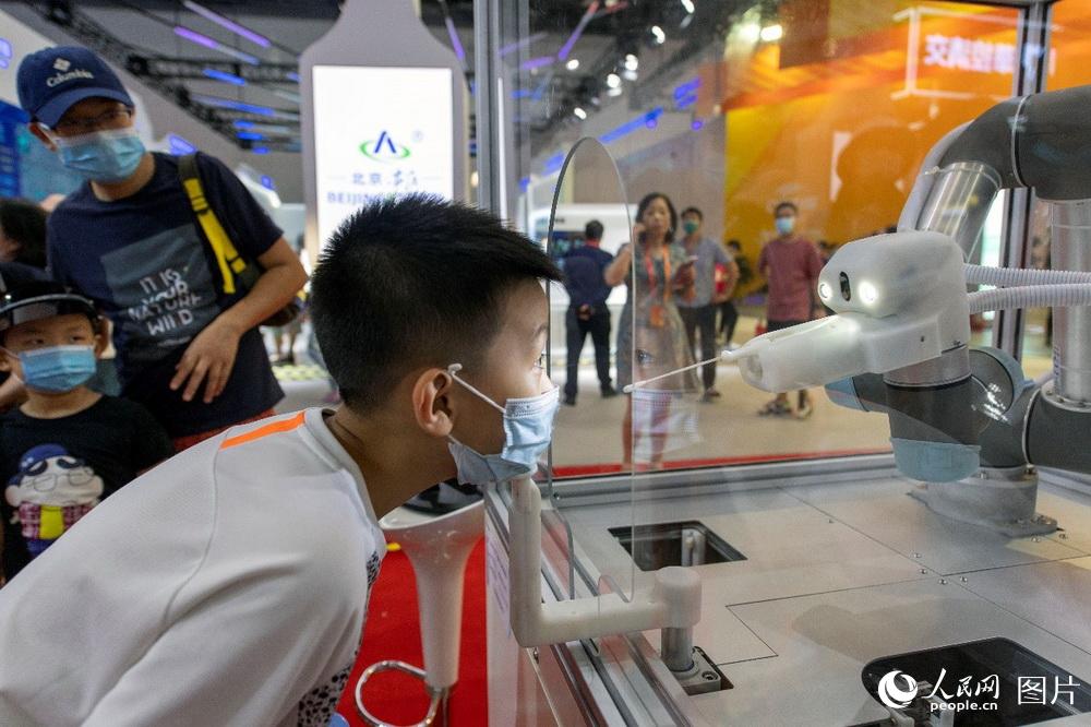 تجربة التقنيات الجديدة في معرض الصين الدولي لتجارة الخدمات 2020