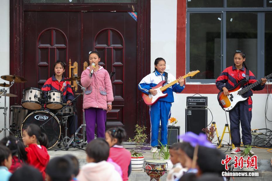في مدرسة على السحاب .. فرقة روك  تثري حياة الطلاب الريفيين في الصين