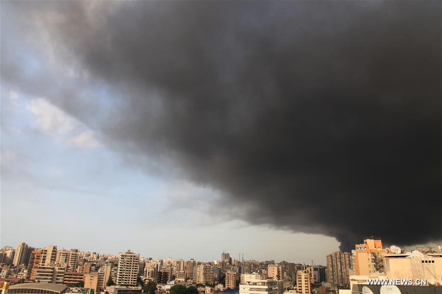 اندلاع حريق في مستودع للزيوت والإطارات بمرفأ بيروت