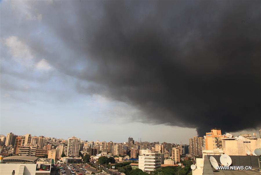 اندلاع حريق في مستودع للزيوت والإطارات بمرفأ بيروت