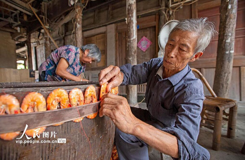 الصين: المذاق الفريد للجمبري المجفف على الافران القديمة