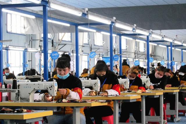 الصين تصدر كتابا أبيض حول حقوق التوظيف والعمل في شينجيانغ