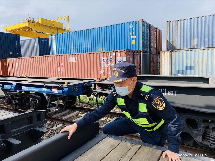 ميناء بري حدودي في شينجيانغ يشهد 3000 رحلة لقطارات الشحن بين الصين وأوروبا
