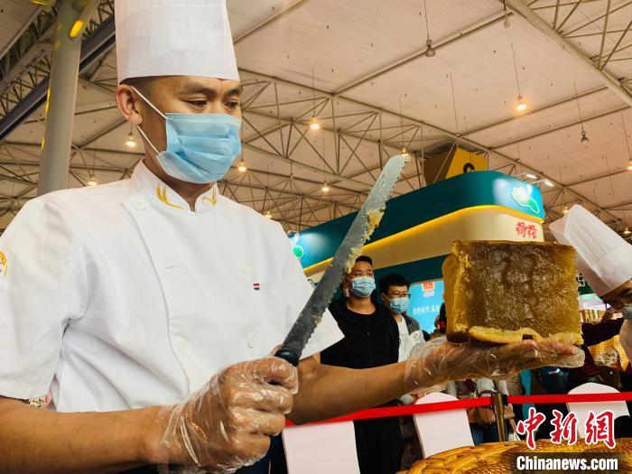 كعكة القمر العملاقة بوزن أكثر من 300 كيلوغرام في تشنغدو
