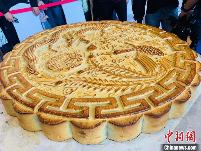كعكة القمر العملاقة بوزن أكثر من 300 كيلوغرام في تشنغدو