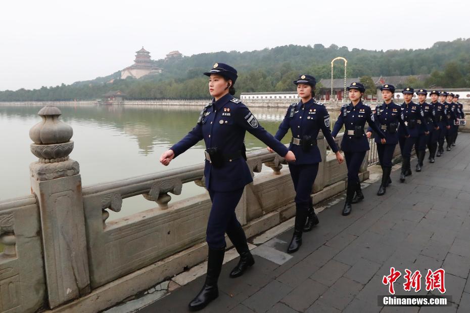 فريق دورية نسائية في القصر الصيفي ببكين يلفت أنظار السياح