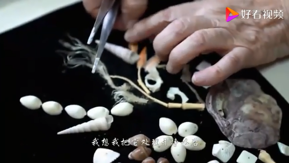 مسنة صينية تستخدم عظام الأسماك لإبداع لوحات فنية