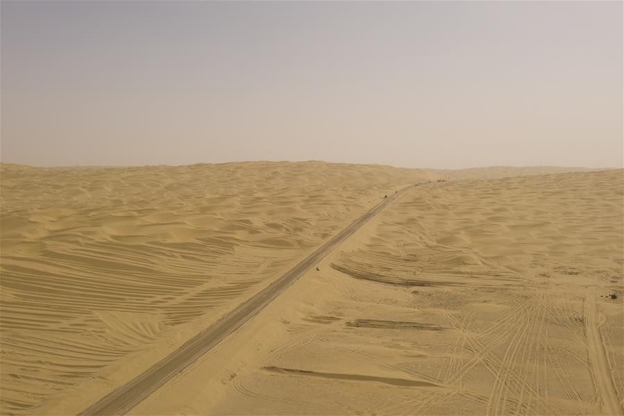 اكتمال بناء أساس لطريق جديد يعبر أكبر صحراء في الصين