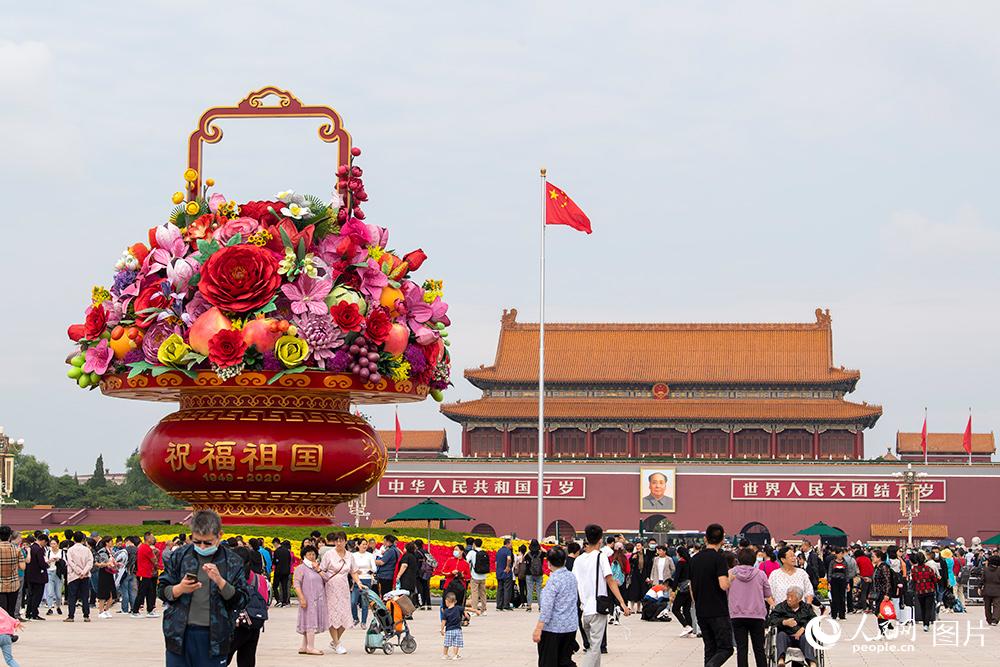 سلة زهور كبيرة تزين ميدان تيان آن مون للاحتفال بالعيد الوطني الصيني