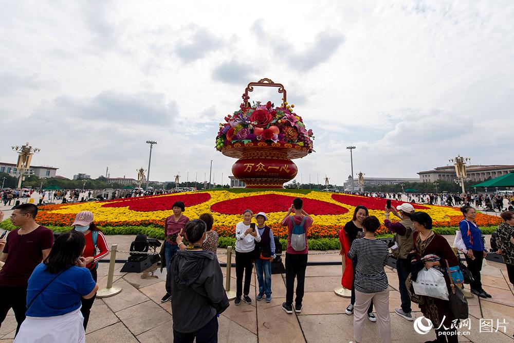 سلة زهور كبيرة تزين ميدان تيان آن مون للاحتفال بالعيد الوطني الصيني