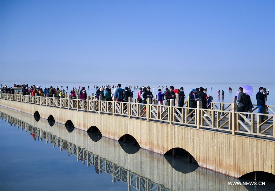 بحيرة تشاكا المالحة بشمال غربي الصين تجتذب عددا كبيرا من الزوار