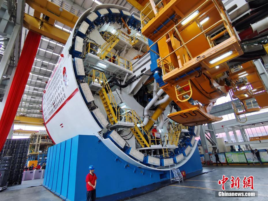 خروج أكبر آلة درع من خط الانتاج بالصين