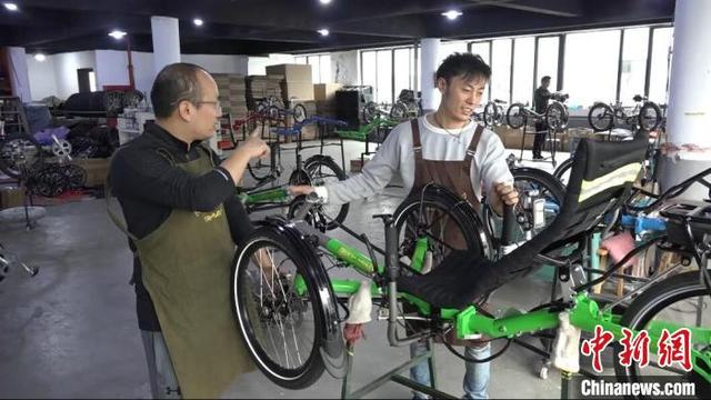 الدراجة المستلقية تجد اقبالا متزايدا في الصين 