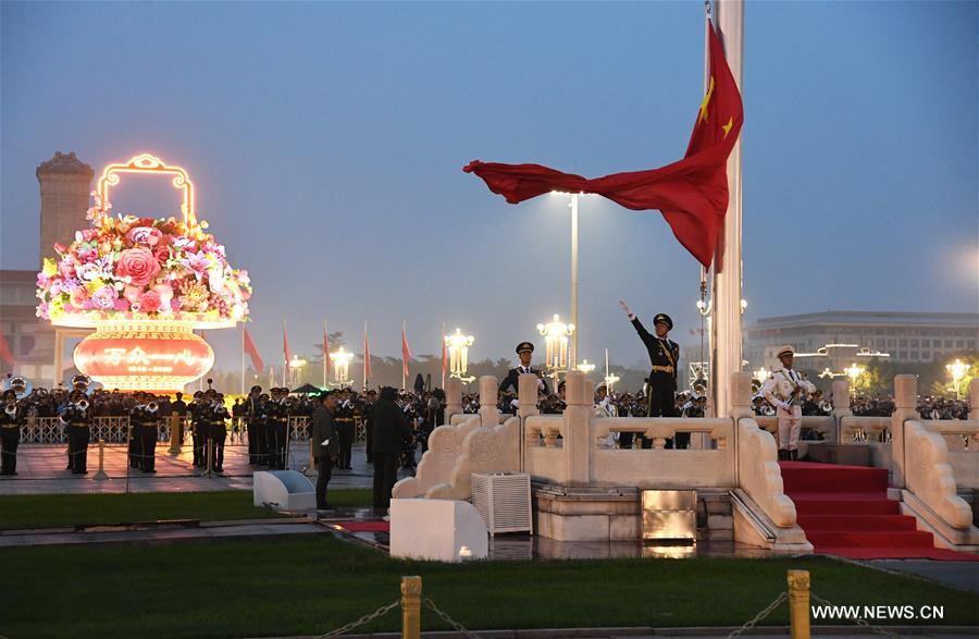 مراسم رفع العلم الوطني بمناسبة العيد الوطني الصيني