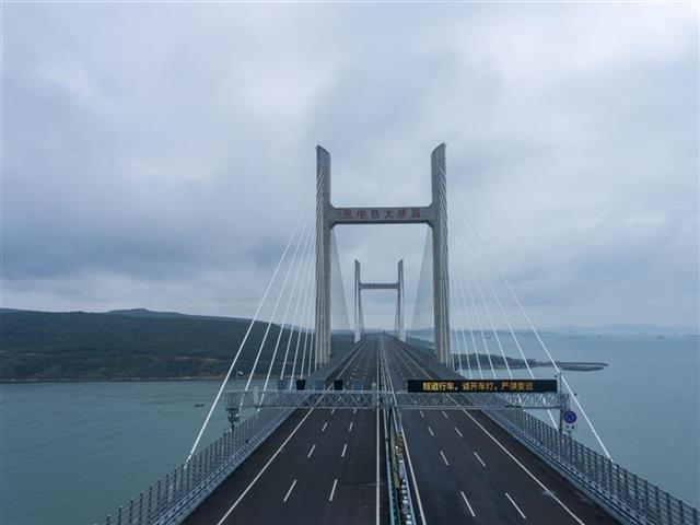 افتتاح تجريبي لأطول جسر عابر للبحر للنقل بسكة الحديد والطريق السريع بجنوب الصين