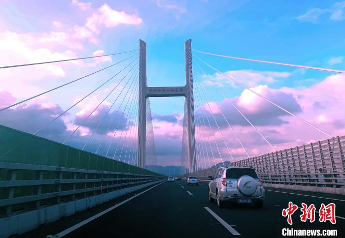افتتاح تجريبي لأطول جسر عابر للبحر للنقل بسكة الحديد والطريق السريع بجنوب الصين