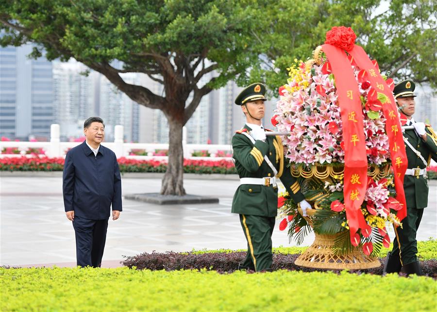 شي يقدم سلة من الزهور إلى تمثال دنغ شياو بينغ في شنتشن