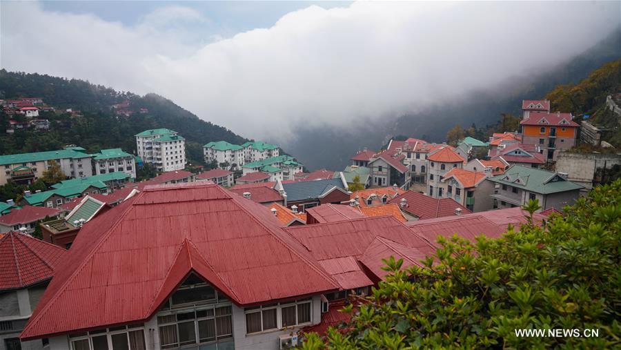 مناظر خريفية في جبل لوشان في شرقي الصين