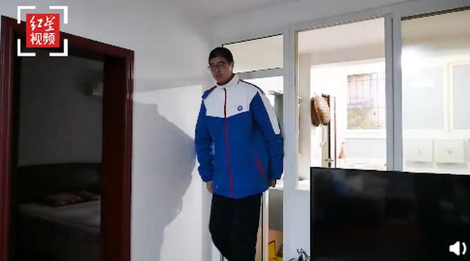 فتى صيني بطول 2.21 متر يتقدم لسجل غينيس للأرقام القياسية كأطول مراهق في العالم