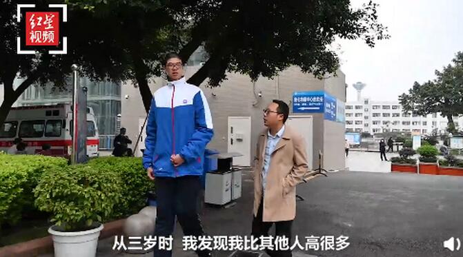 فتى صيني بطول 2.21 متر يتقدم لسجل غينيس للأرقام القياسية كأطول مراهق في العالم