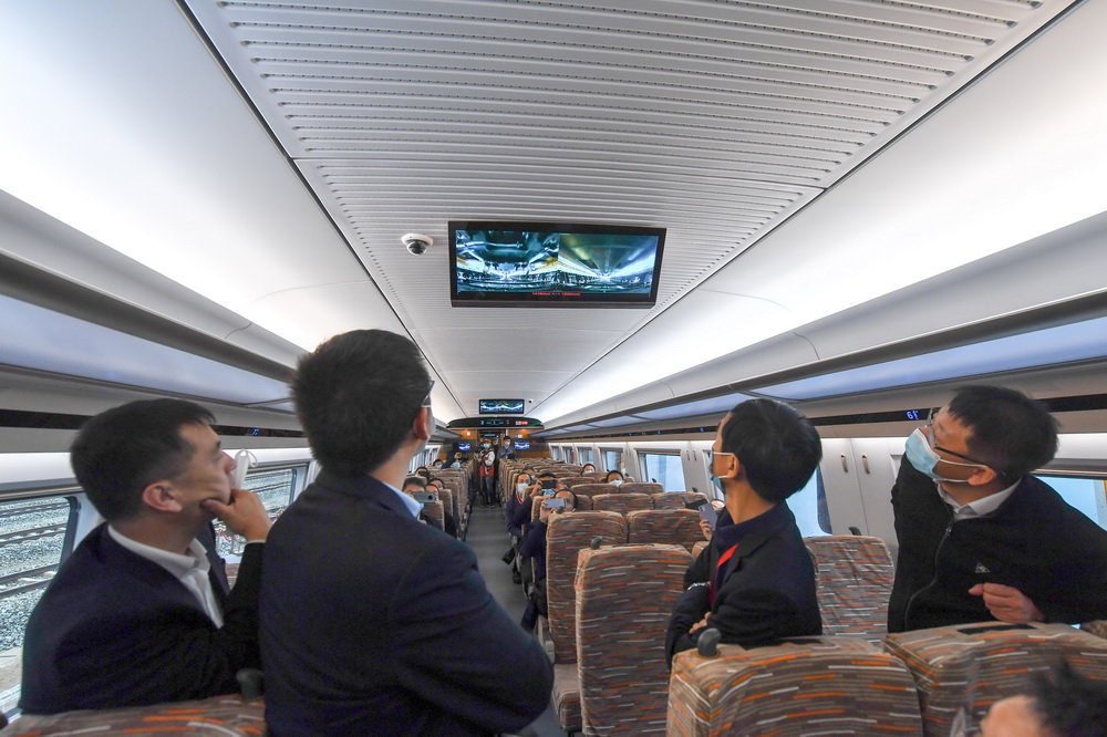 الصين تطور قطارا فائق السرعة يعمل على أنظمة سكك حديدية مختلفة