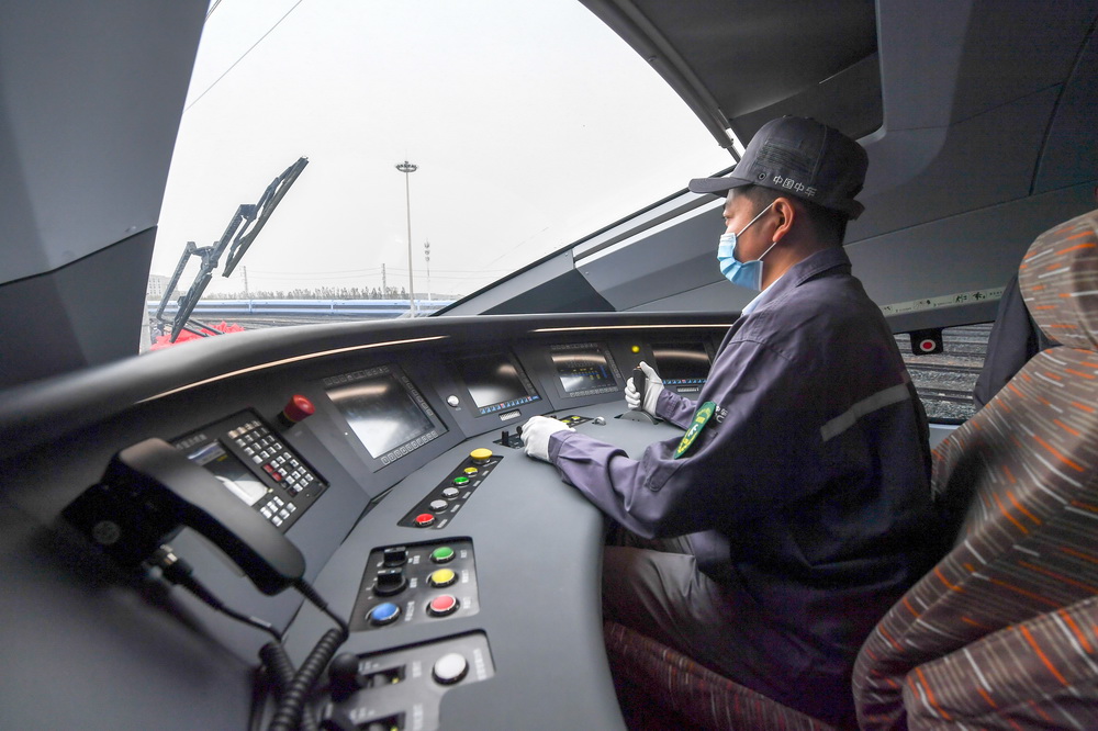 الصين تطور قطارا فائق السرعة يعمل على أنظمة سكك حديدية مختلفة