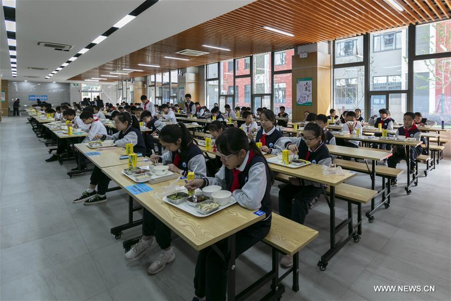 مطعم ذكي في مدرسة ثانوية بمدينة شانغهاي