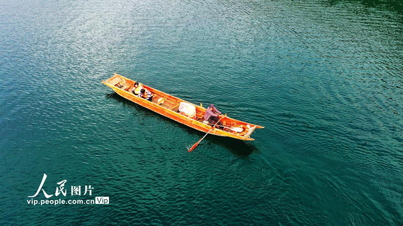 رحلة بالقارب في بحيرة لوقو ..تجول في الرسم السحري
