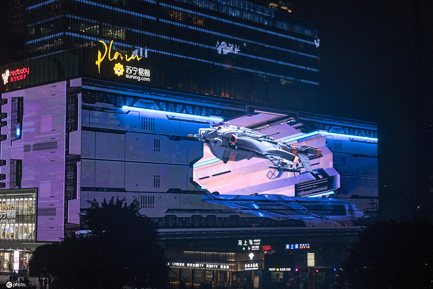 بالعين المجردة .. سفينة فضاء ثلاثية الأبعاد رائعة المظهر في منطقة تجارية في تشونغتشينغ