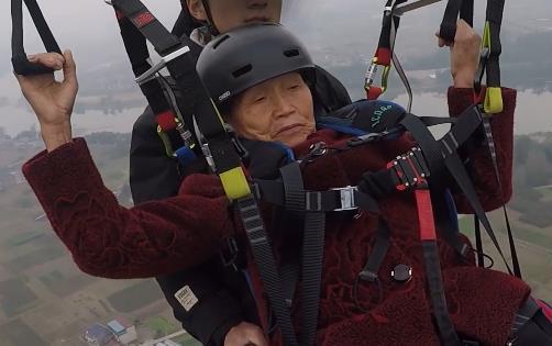مسنة صينية فى عمر الـ 78 تجرب الطيران الشراعي