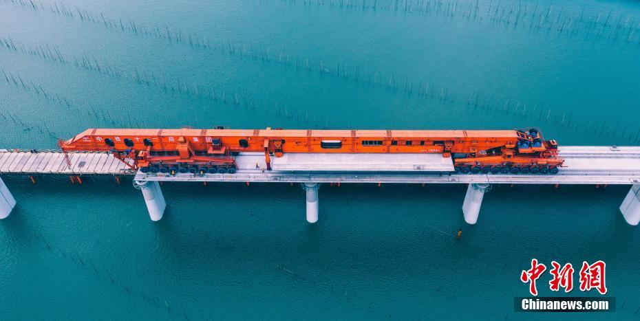 رافعة بحمولة 1000 طن تبني جسرا بحريا للسكك الحديدية