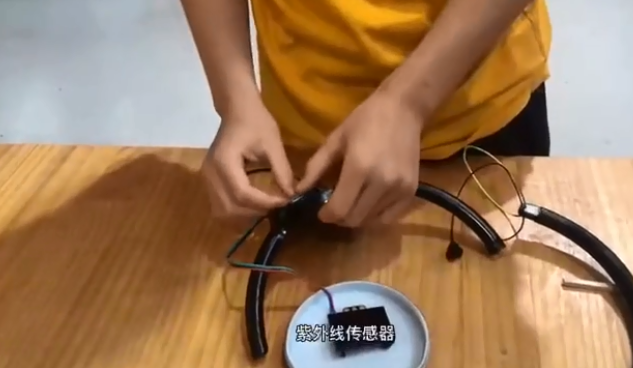 صبي صيني يخترع طوقا ذكيا للتعرف على الوجوه لجدته المصابة بمرض الزهايمر 