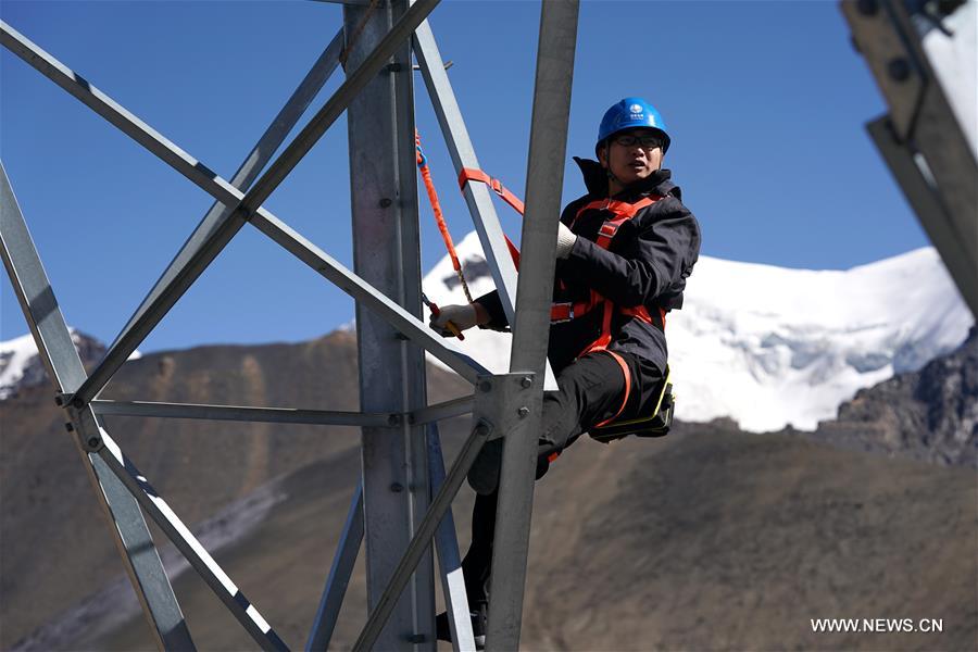 صيانة الأبراج الكهربائية على ارتفاع 5548 مترا في منطقة التبت بالصين