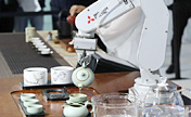 معرض الاستيراد.. روبوت يقلد حركة الانسان لاعداد الشاي