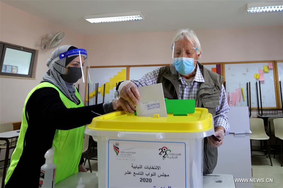 انتهاء عملية الاقتراع لانتخابات أعضاء مجلس النواب الأردني بنسبة 29.9 بالمائة