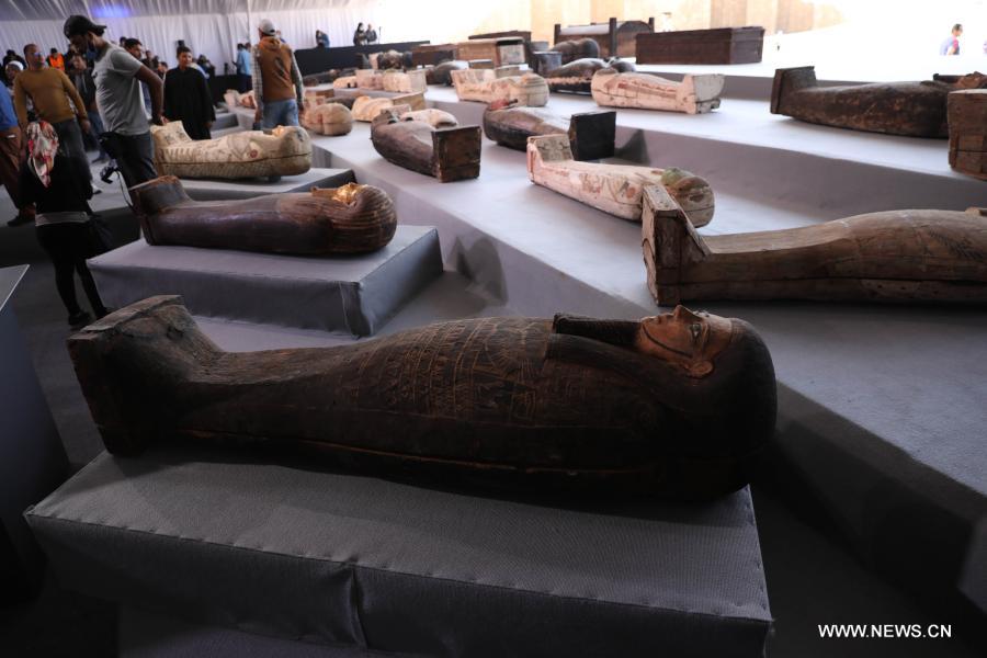 تقرير إخباري: 100 تابوت وعشرات التماثيل في كشف أثري ضخم في مصر