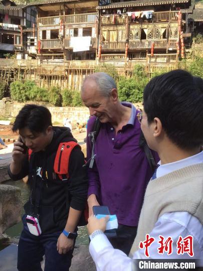 القنصل العام البريطاني ينقذ طالبة من الغرق في جنوب غربي الصين