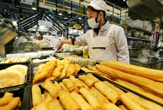 تقرير: تحول معدل نمو إيرادات قطاع المطاعم في الصين إلى إيجابي للمرة الأولى هذا العام