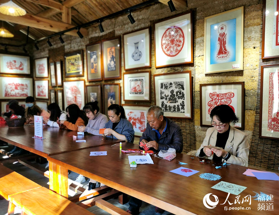 قرية شيولينغ وي بفوجيان، عاصمة فن المقصوصات الورقية