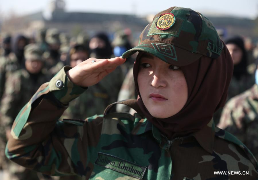 انضمام 1279 شابا أفغانيا، من بينهم 200 امرأة، إلى الجيش