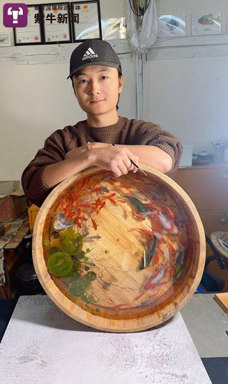 رسام صيني محترف يرسم أعمالًا فنية ثلاثية الأبعاد واقعية باستخدام غراء الراتنج