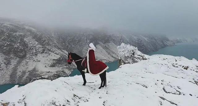 مسؤولة تركب حصانًا في الثلج للترويج للسياحة المحلية في شينجيانغ