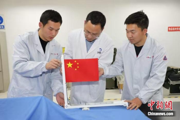 مسبار تشانغ آه-5 استعمل قماش خاص للعلم الصيني أثناء مهمته في القمر