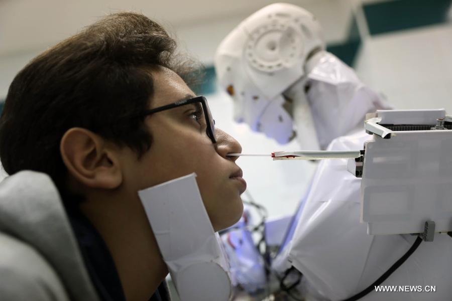 تحقيق إخباري: مخترع مصري يختبر روبوتا لتشخيص كوفيد-19