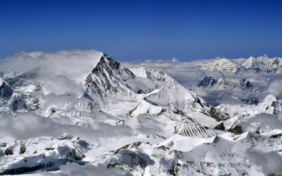 الصين ونيبال تعلنان بشكل مشترك ارتفاعا جديدا لجبل تشومولانغما --8848.86 متر
