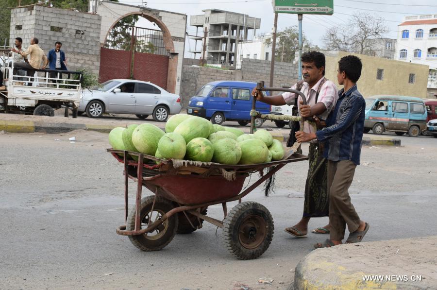 تحقيق إخباري: استمرار انخفاض قيمة العملة يضاعف متاعب المواطنين في اليمن الممزق جراء الحرب