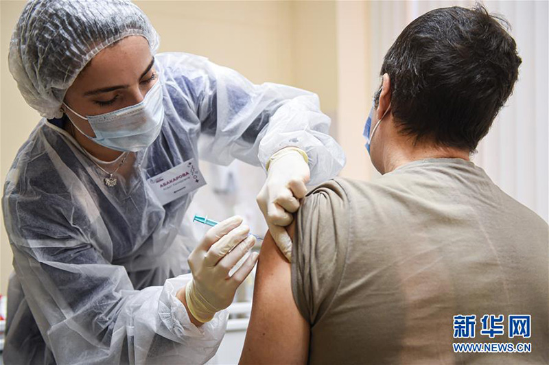 مقالة : بدء تطعيمات جماعية ضد كوفيد-19 وسط زيادة حالات الإصابة عالميا