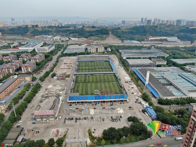 مذهل! بناء ملعب كرة قدم معلق فوق مبنى من 3 طوابق في تشونغتشينغ